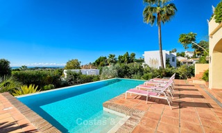 Charmante en ruime villa in klassieke stijl met uitzicht op zee te koop, in omheind complex, Benahavis - Marbella 7116 