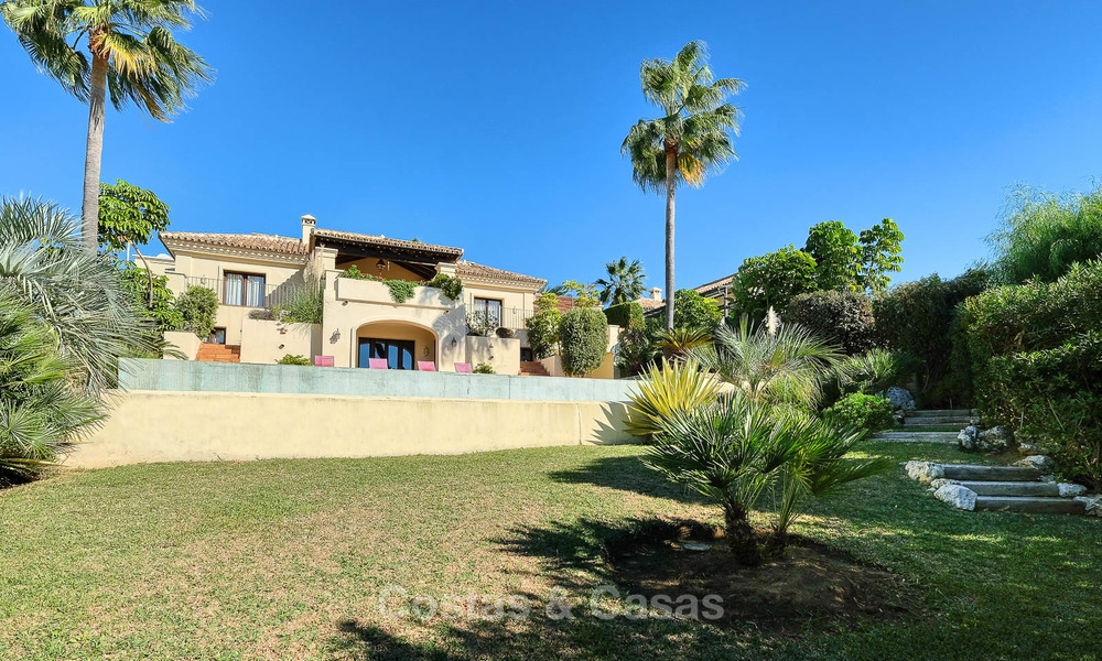 Charmante en ruime villa in klassieke stijl met uitzicht op zee te koop, in omheind complex, Benahavis - Marbella 7120