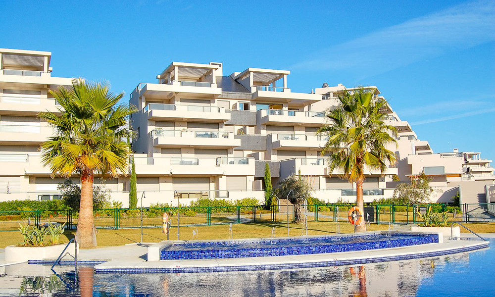 Zeer ruim, licht en modern appartement te koop met 4 slaapkamers en open golf- en zeezicht in Marbella - Benahavis 7500