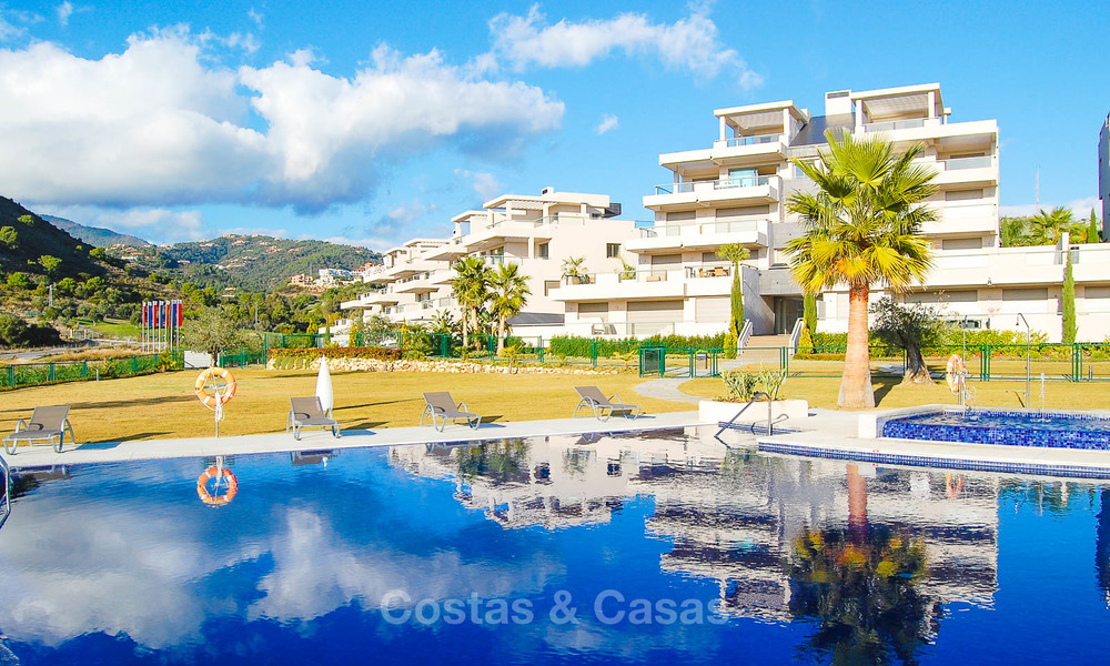 Zeer ruim, licht en modern appartement te koop met 4 slaapkamers en open golf- en zeezicht in Marbella - Benahavis 7501