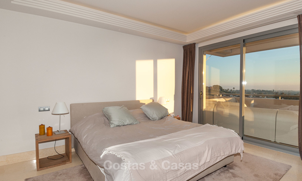 Zeer ruim, licht en modern appartement te koop met 4 slaapkamers en open golf- en zeezicht in Marbella - Benahavis 7688