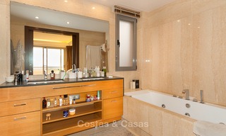 Zeer ruim, licht en modern appartement te koop met 4 slaapkamers en open golf- en zeezicht in Marbella - Benahavis 7689 