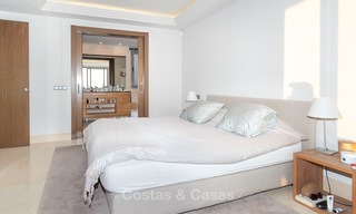 Zeer ruim, licht en modern appartement te koop met 4 slaapkamers en open golf- en zeezicht in Marbella - Benahavis 7694 