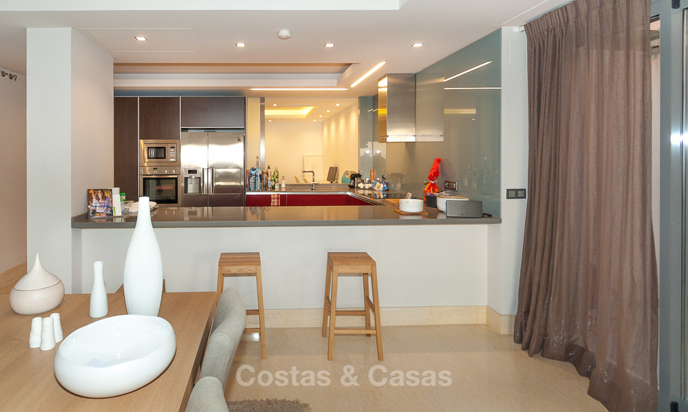 Zeer ruim, licht en modern appartement te koop met 4 slaapkamers en open golf- en zeezicht in Marbella - Benahavis 7696