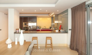 Zeer ruim, licht en modern appartement te koop met 4 slaapkamers en open golf- en zeezicht in Marbella - Benahavis 7698 