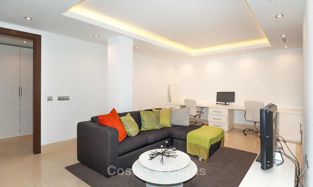 Zeer ruim, licht en modern appartement te koop met 4 slaapkamers en open golf- en zeezicht in Marbella - Benahavis 7701