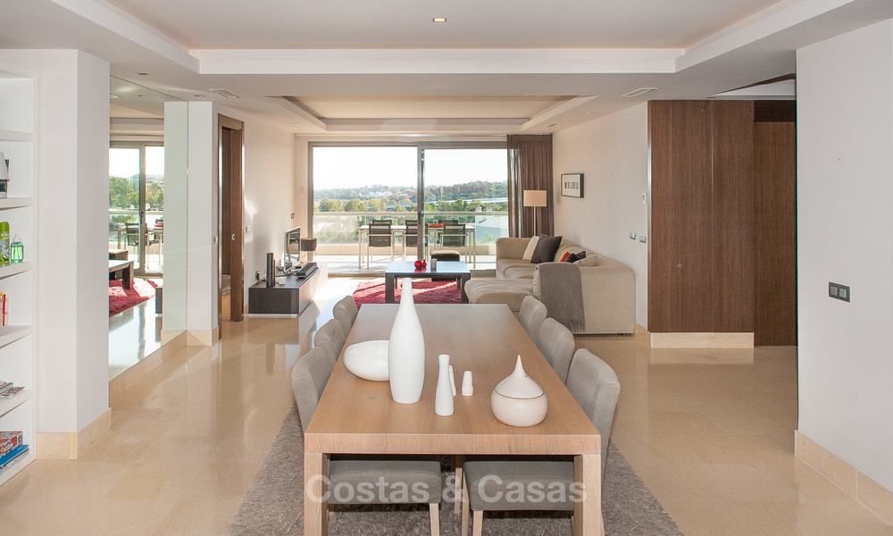 Zeer ruim, licht en modern appartement te koop met 4 slaapkamers en open golf- en zeezicht in Marbella - Benahavis 7513