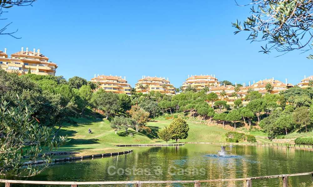 Ruim luxe appartement op de begane grond met uitzicht op zee te koop in Elviria, Oost Marbella 7522
