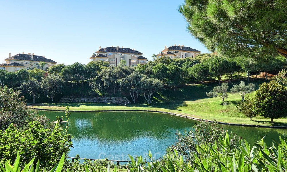 Ruim luxe appartement op de begane grond met uitzicht op zee te koop in Elviria, Oost Marbella 7525