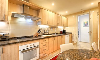 Ruim luxe appartement op de begane grond met uitzicht op zee te koop in Elviria, Oost Marbella 7543 
