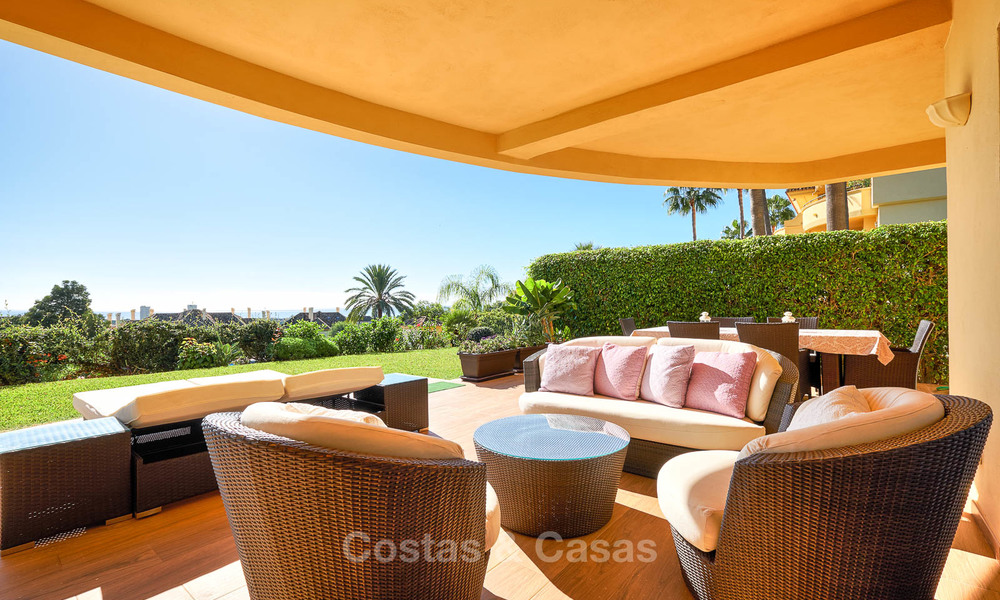 Ruim luxe appartement op de begane grond met uitzicht op zee te koop in Elviria, Oost Marbella 7545
