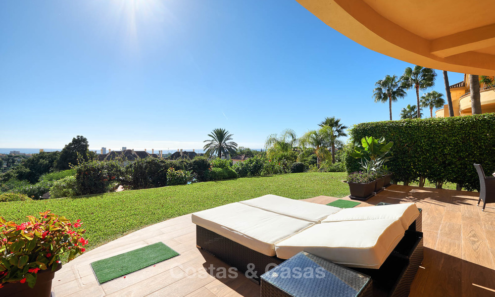 Ruim luxe appartement op de begane grond met uitzicht op zee te koop in Elviria, Oost Marbella 7546