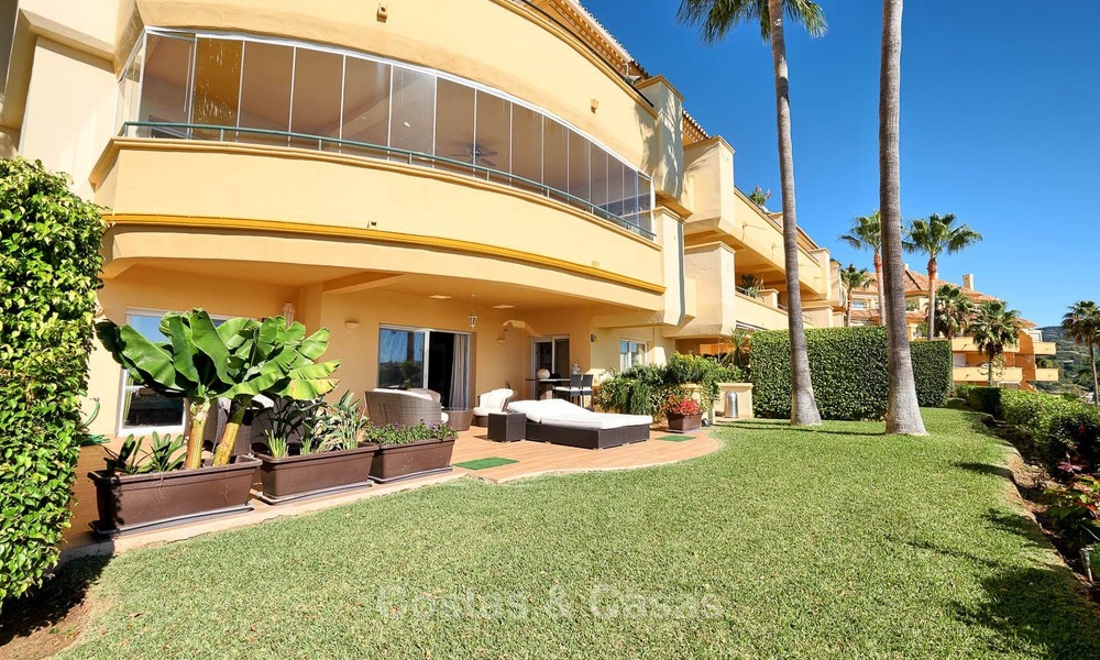 Ruim luxe appartement op de begane grond met uitzicht op zee te koop in Elviria, Oost Marbella 7550