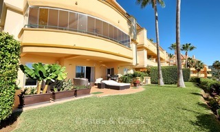 Ruim luxe appartement op de begane grond met uitzicht op zee te koop in Elviria, Oost Marbella 7550 