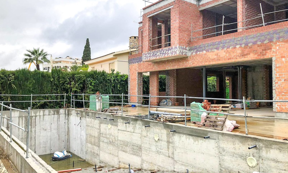 Te koop: ruwbouw villa in een luxe urbanisatie nabij het strand, Golden Mile, Marbella 7636