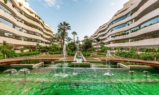 Luxe appartement in een prestigieus complex te koop, strandzijde Puerto Banus, Marbella 7771 