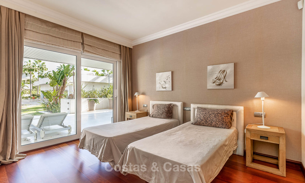Luxe appartement in een prestigieus complex te koop, strandzijde Puerto Banus, Marbella 7773