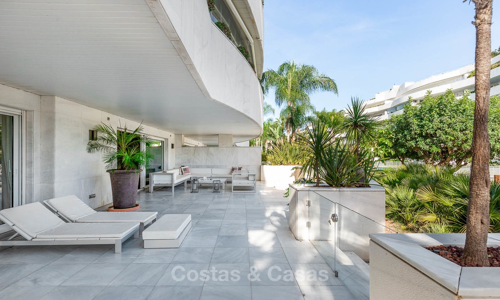 Luxe appartement in een prestigieus complex te koop, strandzijde Puerto Banus, Marbella 7781