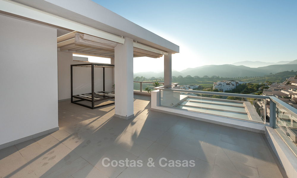 Ruim, licht en modern luxe penthouse te koop met golf- en zeezicht in Marbella - Benahavis 7725