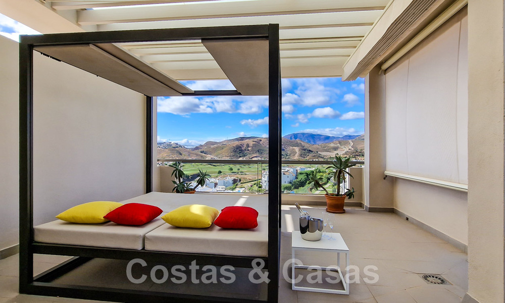 Ruim, licht en modern luxe penthouse te koop met golf- en zeezicht in Marbella - Benahavis 46705