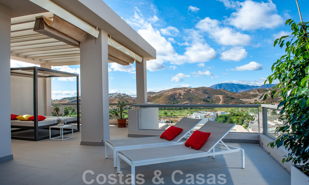 Ruim, licht en modern luxe penthouse te koop met golf- en zeezicht in Marbella - Benahavis 46712