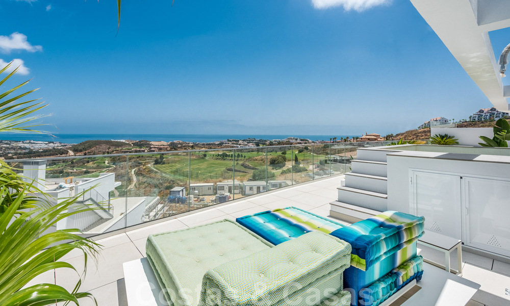 Nieuwe moderne frontline golf appartementen met uitzicht op zee te koop in een luxe resort in Mijas, Costa del Sol. Instapklaar! Laatste penthouses! 39694