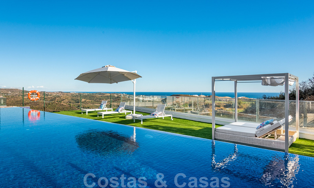Nieuwe moderne frontline golf appartementen met uitzicht op zee te koop in een luxe resort in Mijas, Costa del Sol. Instapklaar! Laatste penthouses! 39700