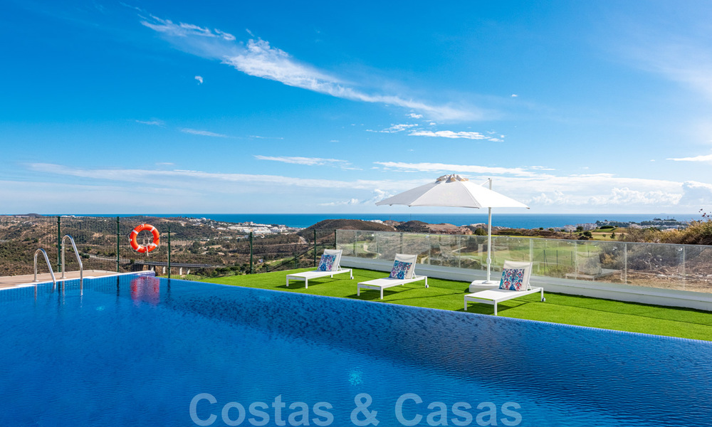 Nieuwe moderne frontline golf appartementen met uitzicht op zee te koop in een luxe resort in Mijas, Costa del Sol. Instapklaar! Laatste penthouses! 39704