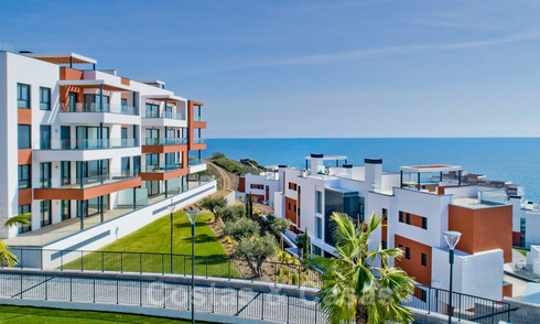 Nieuwe avant-gardistische appartementen te koop, op loopafstand van het strand en voorzieningen, Fuengirola, Costa del Sol. Instapklaar. 32990
