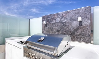 Luxueus eerstelijns strand penthouse appartement met verwarmd privé zwembad te koop in een luxe complex op de New Golden Mile, Marbella - Estepona 7857 