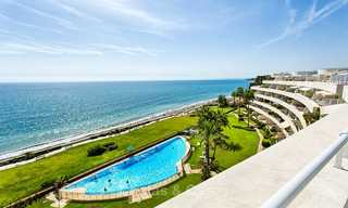 Luxueus eerstelijns strand penthouse appartement met verwarmd privé zwembad te koop in een luxe complex op de New Golden Mile, Marbella - Estepona 7859 