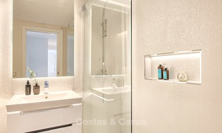 Luxueus eerstelijns strand penthouse appartement met verwarmd privé zwembad te koop in een luxe complex op de New Golden Mile, Marbella - Estepona 7864 