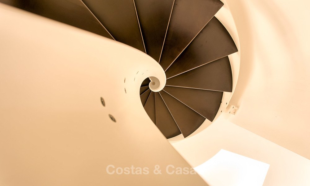 Luxueus eerstelijns strand penthouse appartement met verwarmd privé zwembad te koop in een luxe complex op de New Golden Mile, Marbella - Estepona 7867