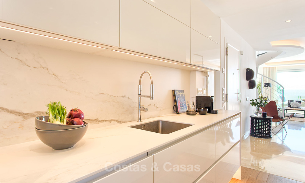 Luxueus eerstelijns strand penthouse appartement met verwarmd privé zwembad te koop in een luxe complex op de New Golden Mile, Marbella - Estepona 7868