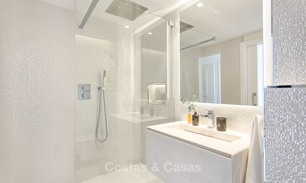Luxueus eerstelijns strand penthouse appartement met verwarmd privé zwembad te koop in een luxe complex op de New Golden Mile, Marbella - Estepona 7872