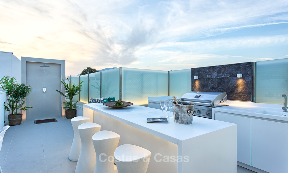 Luxueus eerstelijns strand penthouse appartement met verwarmd privé zwembad te koop in een luxe complex op de New Golden Mile, Marbella - Estepona 7876