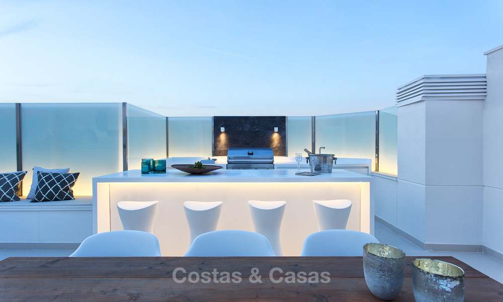 Luxueus eerstelijns strand penthouse appartement met verwarmd privé zwembad te koop in een luxe complex op de New Golden Mile, Marbella - Estepona 7878