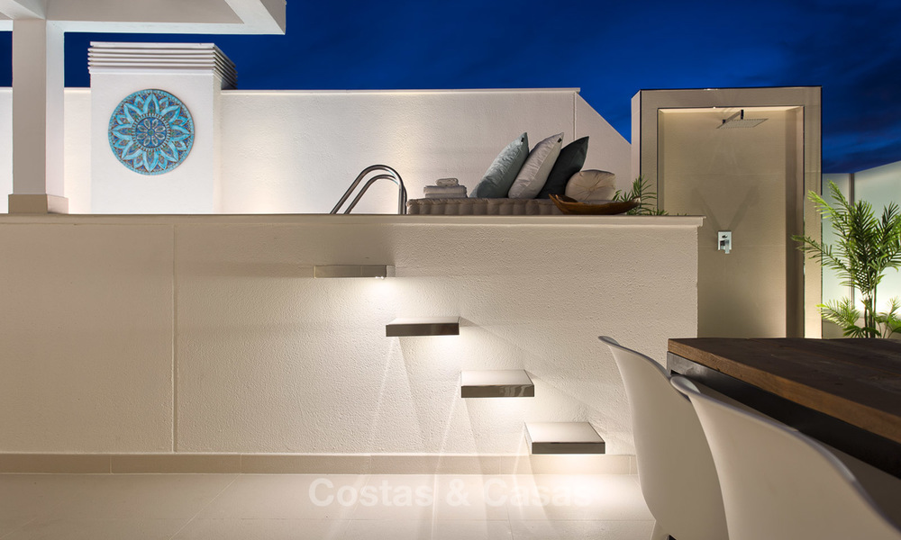 Luxueus eerstelijns strand penthouse appartement met verwarmd privé zwembad te koop in een luxe complex op de New Golden Mile, Marbella - Estepona 7883