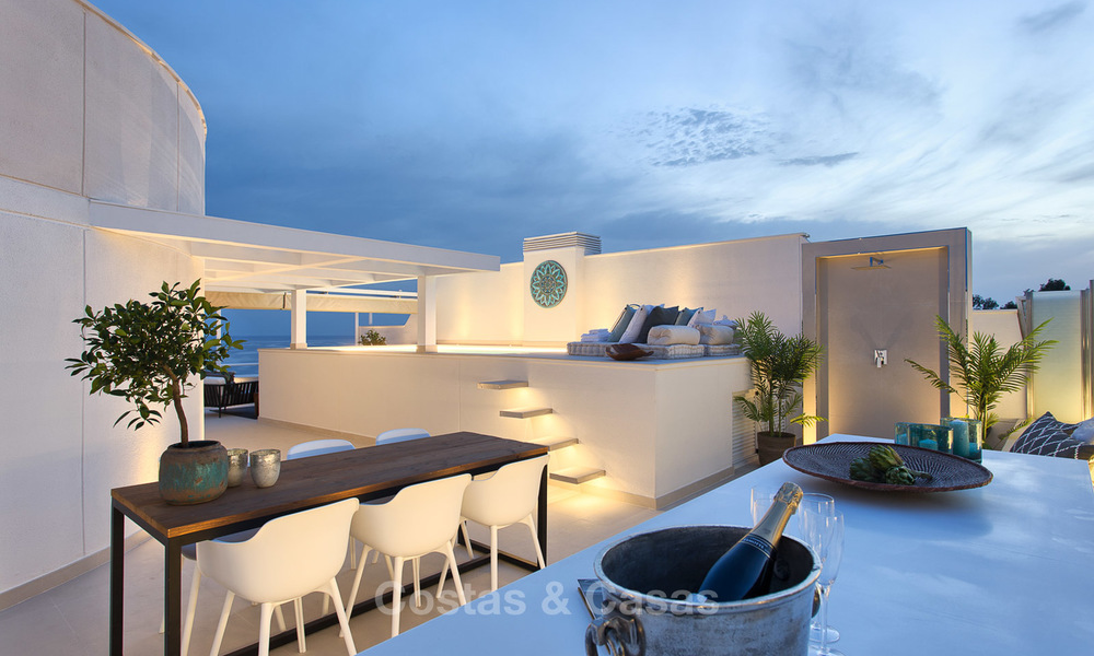 Luxueus eerstelijns strand penthouse appartement met verwarmd privé zwembad te koop in een luxe complex op de New Golden Mile, Marbella - Estepona 7884