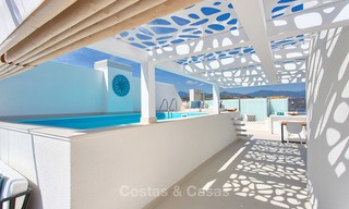 Luxueus eerstelijns strand penthouse appartement met verwarmd privé zwembad te koop in een luxe complex op de New Golden Mile, Marbella - Estepona 7887 