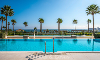 Luxueuze nieuwe eerstelijn strandappartementen te koop in een exclusief complex, New Golden Mile, Marbella - Estepona 783586 