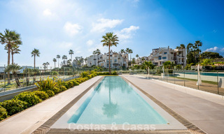 Luxueuze nieuwe eerstelijn strandappartementen te koop in een exclusief complex, New Golden Mile, Marbella - Estepona 783592 
