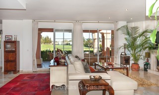 Halfvrijstaande woning te koop, eerstelijn golf, in een omheind complex in Guadalmina Alta te Marbella 7939 