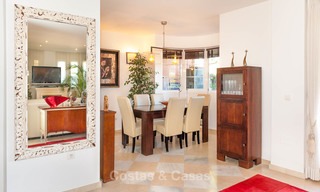Halfvrijstaande woning te koop, eerstelijn golf, in een omheind complex in Guadalmina Alta te Marbella 7940 