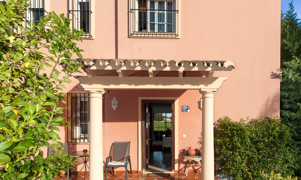 Halfvrijstaande woning te koop, eerstelijn golf, in een omheind complex in Guadalmina Alta te Marbella 7954