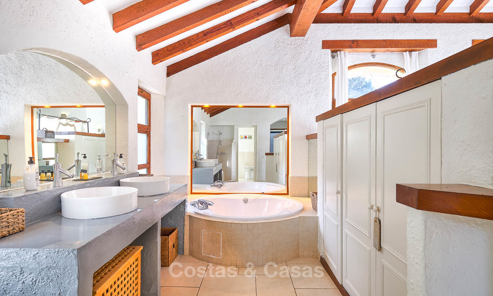 Ruime villa in landelijke stijl in een unieke natuurlijke omgeving te koop, Casares, Costa del Sol 8090