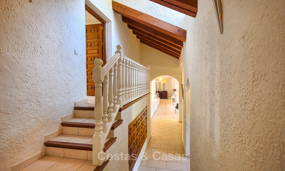 Ruime villa in landelijke stijl in een unieke natuurlijke omgeving te koop, Casares, Costa del Sol 8101