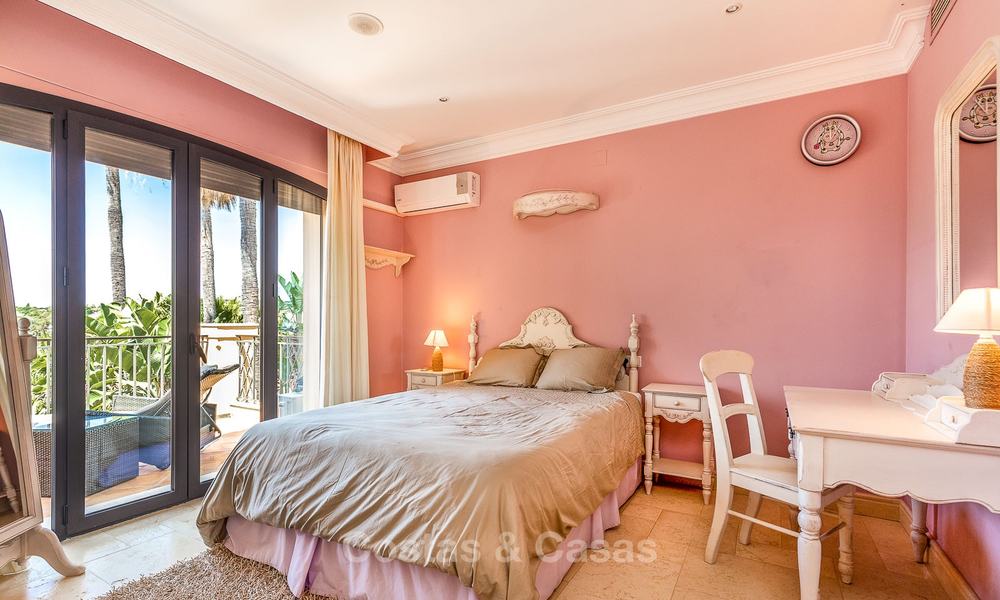 Ruime en luxueuze villa in traditionele stijl te koop, eerstelijn golf, Nueva Andalucía, Marbella 8246