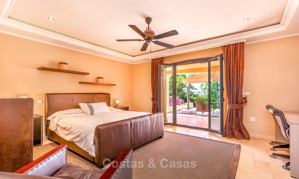 Ruime en luxueuze villa in traditionele stijl te koop, eerstelijn golf, Nueva Andalucía, Marbella 8248