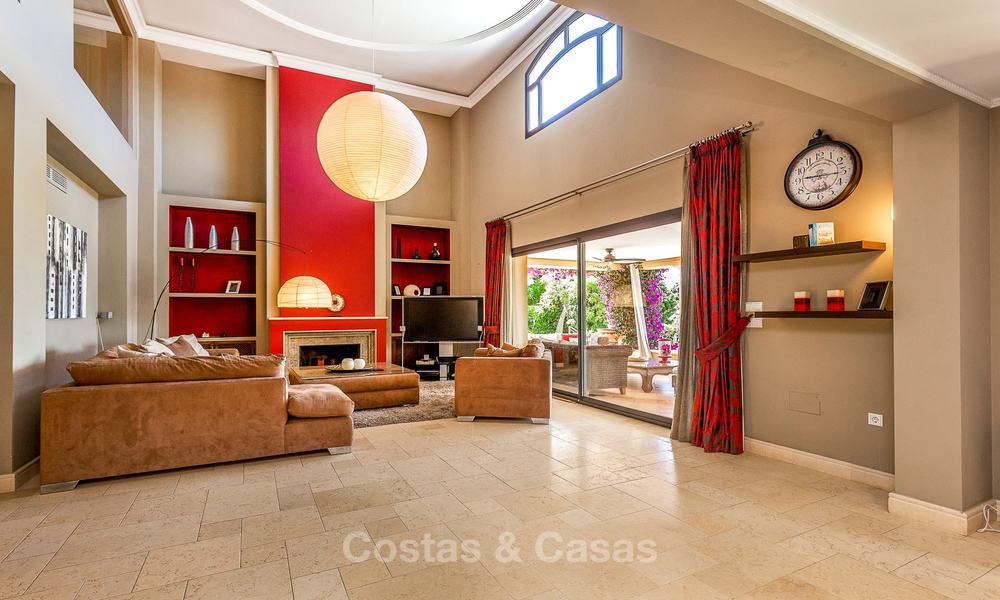 Ruime en luxueuze villa in traditionele stijl te koop, eerstelijn golf, Nueva Andalucía, Marbella 8253